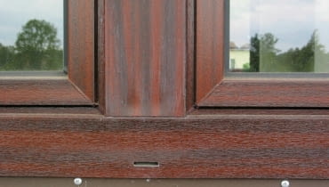 Otwór odwadniający pod słupkiem środkowym okna. 20.05.2003 WARSZAWA MARKI DOM JEDNORODZINNY OKNA PLASTIKOWE ELEWACJA DACH KOMINY