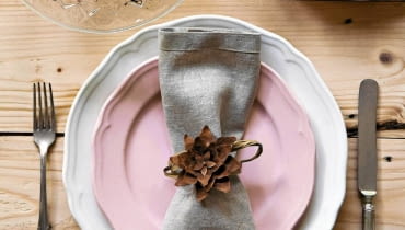 dekoracje na stół z szyszek WNETRZA , NAKRYCIE STOLU , NACZYNIA - TALERZE , EFEKTOWNA DEKORACJA OBRACZKI NA SERWETKE - SZYSZKOWA GWIAZDKA , KWIATEK STYLIZACJA MARTA NARBUT FOT. GUTEK ZEGIER PUBLIKACJA CZTERY KATY NR 12 (267) - 12 2013 SLOWA KLUCZOWE: WNETRZE NACZYNIE DEKORACJA ZDJĘCIE DO WKŁADKI: PUBLIKACJA CZTERY KATY NR 12 (267) - CZASOPISMA