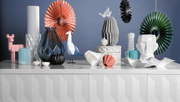 Na zdjęciu od lewej: 1. Figurka, 49,99 zł, IKEA 2. Wazonik, 79 zł, ohoo.pl 3. Wazon, 179 zł, BoConcept 4. Miseczki, 20 zł/szt., emwustudio.com 5. Wazon, 130 zł, Le Pukka 6. Wiszące ozdoby, od 11 zł/szt., Nap 7. Osłonka na doniczkę,29,90 zł, decorolka.pl 8. Figurka, 93 zł, Reset 9. Wazon, 140 zł, ohoo.pl (na nim papierowa mewa zrobiona w czasie sesji) 10. Pojemnik, 40 zł, emwustudio.com 11. Pudełko, 75 zł, Malabelle 12. Misa, 165 zł, Mesmetric 13. Świecznik, 39 zł, BoConcept 14. Młynek do pieprzu, 59,99 zł, IKEA 15. Kubek, 45 zł, Reset 16. Patera, 440 zł, Rosenthal 17. Wazon w kształcie głowy, 159 zł, Le Pukka 18. Blat, 99 zł; fronty kuchenne, 150 zł/szt., IKEA Na zdjęciu od lewej: 1. Figurka, 49,99 zł, IKEA 2. Wazonik, 79 zł, ohoo.pl 3. Wazon, 179 zł, BoConcept 4. Miseczki, 20 zł/szt., emwustudio.com 5. Wazon, 130 zł, Le Pukka 6. Wiszące ozdoby, od 11 zł/szt., Nap 7. Osłonka na doniczkę,29,90 zł, decorolka.pl 8. Figurka, 93 zł, Reset 9. Wazon, 140 zł, ohoo.pl (na nim papierowa mewa zrobiona w czasie sesji) 10. Pojemnik, 40 zł, emwustudio.com 11. Pudełko, 75 zł, Malabelle 12. Misa, 165 zł, Mesmetric 13. Świecznik, 39 zł, BoConcept 14. Młynek do pieprzu, 59,99 zł, IKEA 15. Kubek, 45 zł, Reset 16. Patera, 440 zł, Rosenthal 17. Wazon w kształcie głowy, 159 zł, Le Pukka 18. Blat, 99 zł; fronty kuchenne, 150 zł/szt., IKEA