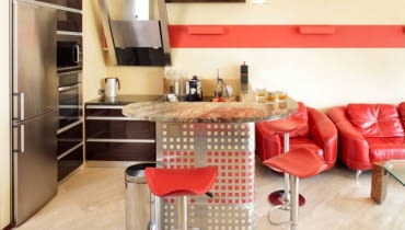 Klub dżentelmenów. Ten niewielki aneks został zaprojektowany specjalnie dla singla. Służy - jak to określa sam gospodarz - raczej do odgrzewania posiłków i przygotowywania drinków dla znajomych niż do przyrządzania wyszukanych dań. W założeniu część kuchenna miała być jak najmniej widoczna od strony pokoju dziennego. 26.08.2008