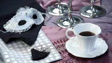 25.11.2009 WARSZAWA , SKLEP DOMUM , WNETRZA , TEMAT - KARNAWAL , WENECJA , DEKORACJE , INSPIRACJE WZORAMI Z DAWNYCH EPOK - MASKA KARNAWOLOWA , KOMPLET FILIZANKA ZE SPODKIEM