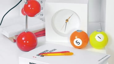 Kolor i Wzór: biel w żywym towarzystwie. W towarzystwie bieli jaskrawa czerwień, róż czy oranż stają się jeszcze czystsze, a pastelowy zielony lub żółty - bardziej świeże i świetliste. Z całej palety kolorów tylko biały potrafi tak korzystnie wpływać na inne barwy i żyć z nimi w pełnej symbiozie. Lampa - 185 zł, Formanowa; zegar - 79 zł, home&you; świeczniki - 56 zł/szt., BoConcept; kalendarz - 126 zł, Red Onion. 24.11.2011 , WNETRZA , KOLOR I WZOR , TEMAT BIEL I KOLOR , SESJA DLA : PORADNIK DOMOWY , STYLIZACJA JOANNA PLACHECKA . FOT. MICHAL MUTOR / AGENCJA GAZETA