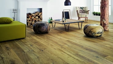 Deski warstwowe mogą być też utrzymane w naturalnym odcieniu drewna - z widocznymi sękami i wyrazistym rysunkiem słojów, podkreślonymi matowym wykończeniem deski warstwowe, podłogi