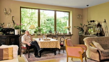 <B>Dzwonków i aniołów znajdziemy tutaj bez liku, ale największą pasją gospodarzy są piękne antyki. I chociaż dom już niemal pęka w szwach, gdy tylko pojawi się jakiś fascynujący egzemplarz, od razu znajdują dla niego miejsce - każdy mebel z duszą może tu bowiem liczyć na ciepły kąt i troskliwą opiekę.</B> <BR />Obite welurem mahoniowe krzesła pochodzą z okresu Ludwika Filipa. Na oparciu każdego z nich wyrzeźbiono inny motyw roślinno-owocowy.