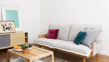 Sofa M. Trzyosobowa sofa z funkcją spania. Siedzisko składa się z wygodnych poduch, a w bokach mebla znajdują się kieszenie do przechowywania drobiazgów. sofa do małych wnętrz