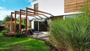 UWAGA ! PUBLIKACJA WYLACZNIE PO UZYSKANIU ZGODY REDAKCJI MAGNOLII TARAS - DREWNIANA KONSTRUKCJA PERGOLI , MEBLE OGRODOWE , ROSLINY - TRAWYPROJEKTANTKA TARASU I WLASCICIELKA- EWA STRYCZEK - SMOLAKOWSKAFOT. LILIANNA SOKOLOWSKAPUBLIKACJA MAGNOLIA NR 9 (17) - 9 2013