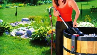 Rośliny w ogródku można podlewać prosto z beczki za pomocą zraszacza. Wykorzystuje się do tego celu zanurzeniowe pompy do wody czystej. Rośliny w ogródku można podlewać prosto z beczki za pomocą zraszacza. Wykorzystuje się do tego celu zanurzeniowe pompy do wody czystej.