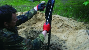 W uszkodzonej rurze kanalizacyjnej, do której dostają się korzenie drzew, stopniowo powstaje zator uniemożliwiający odpływ ścieków zapchana kanalizacja