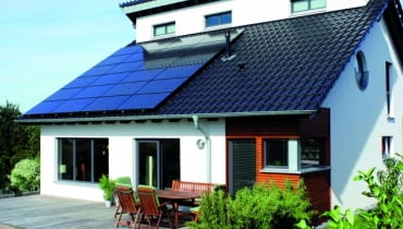 Paneli fotowoltaicznych układa się zawsze więcej niż kolektorów słonecznych, gdyż moc pojedynczego ogniwa jest niewielka Paneli fotowoltaicznych układa się zawsze więcej niż kolektorów słonecznych, gdyż moc pojedynczego ogniwa jest niewielka