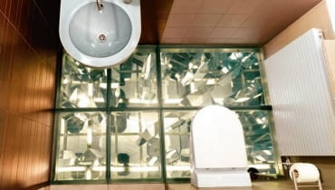 Aranżacje. Salon luster. Propozycja wyłącznie dla odważnych. Pierwsza warstwa podłogi to rozrzucone na szkle kawałki luster i fotografie. Właściwą posadzkę tworzą tafle hartowanego szkła ujęte w metalowe ramy. Całość migotliwa i zmienna niczym kalejdoskop. Aranżacje. Salon luster. Propozycja wyłącznie dla odważnych. Pierwsza warstwa podłogi to rozrzucone na szkle kawałki luster i fotografie. Właściwą posadzkę tworzą tafle hartowanego szkła ujęte w metalowe ramy. Całość migotliwa i zmienna niczym kalejdoskop.