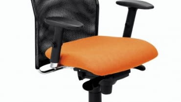 Aby czuć się komfortowo przy pracy, potrzebne jest komfortowe krzesło. Najlepiej obrotowe, na kółkach, z regulowanym siedziskiem, oparciem i podłokietnikami. Montana, obicie z tkaniny, regulacja wysokości i głębokości siedziska, wysokości podłokietników oraz odchylenia oparcia, mechanizm synchroniczny, 799 zł, Nowy Styl