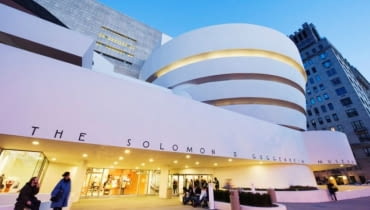 2. Solomon R. Guggenheim Museum. Jedno z najsłynniejszych dzieł Franka Lloyda Wrighta, który przez długą część życia opętany był ideą budynku-wielkiej spirali. Chociaż pierwotnie zaplanował ją dla obiektu parkingowego, udało mu się ją wreszcie zrealizować w budynku muzealnym. Solomon R. Guggenheim Museum