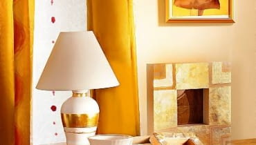 Jeśli chcemy dodać blasku jednobarwnej lampce z ceramiczną podstawą, udekorujmy ją złotymi pasami. Podobną technikę (obok pokazujemy kolejne etapy pracy) możemy wykorzystać do ozdobienia innych domowych drobiazgów, np. ramek albo szkatułek. Złoto w płatkach, brokat i kleje kupimy w sklepach z materiałami dla plastyków.