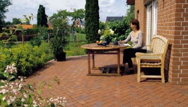 Taras ziemny wykonany z bruku klinkierowego taras ziemny, bruk klinkierowy, cegła klinkierowa, wykończenie tarasu, nawierzchnie