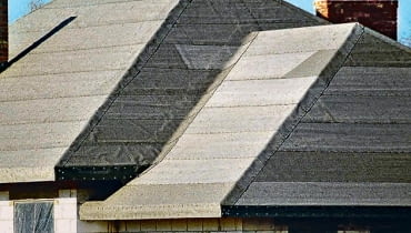 Tradycyjny sposób wykonania wstępnego krycia - papa na pełnym deskowaniu `DOM Z DACHEM KRYTYM PAPAFOT. RAFAL POLAK - KUCHTAPUBLIKACJA LADNY DOM NR 8 (58) - 8.2003