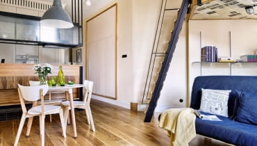 <B>Piotr nie chciał się zdawać na przypadek w trudnej modernizacji starej kawalerki - jej aranżacja wymagała fachowej pomocy. W efekcie ciasne, zapuszczone mieszkanko zmieniło się w przestronne, funkcjonalne, a do tego atrakcyjne wnętrze, przypominające nowojorski loft.</B> <BR />Przestrzeń dzienna po połączeniu kuchni z pokojem jest, jak na tak małe mieszkanie, całkiem spora. Wrażenie przestronności wywołuje też wizualne uporządkowanie wnętrza: wyraźny podział na strefy o różnej funkcji oraz pojemne schowki - wysoka zabudowa kuchenna oraz szafa wnękowa na ubrania. Dzięki nim rzeczy nie leżą bowiem na widoku. wnętrza w stylu loftowym, wystrój wnętrz, aranżacje wnętrz