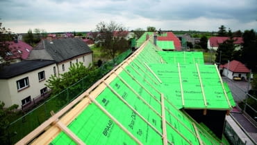 Budując dom, warto zainteresować się nowymi rozwiązaniami. Choćby po to, by wiedzieć, jaka jest alternatywa dla sprawdzonych technologii izolacja nakrokwiowa