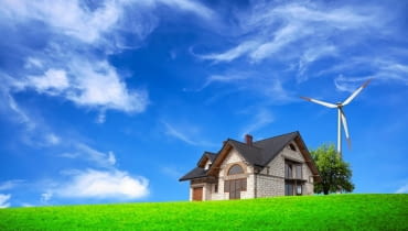 Przydomowe elektrownie wiatrowe - choć mogą być alternatywnym źródłem energii - nie są jeszcze popularnym rozwiązaniem Przydomowa elektrownia wiatrowa