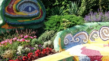 Ogród Gaudiego inspirowany twórczością katalońskiego architekta. Ogród wypełniają roślinny śródziemnomorskie bardzo intensywnie pachnące.