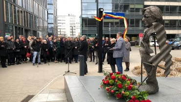 Skwer przy Okopowej 33 w Warszawie nosi oficjalnie imię Stefana Kuryłowicza, Skwer przy Okopowej 33 nosi oficjalnie imię Stefana Kuryłowicza.