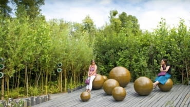 Złote kule to siedziska, z których można kontemplować minimalistyczną kompozycję pod tytułem 'Pustka w dłoni' Złote kule to siedziska, z których można kontemplować minimalistyczną kompozycję pod tytułem 'Pustka w dłoni'