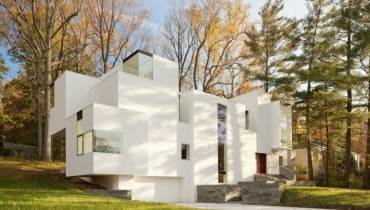 Rozbita na kilkanaście mniejszych kubików bryła, swój kształt zawdzięcza... soli kuchennej. Jej architekt, David Jameson inspirował się podobno kryształkami chlorku sodu, które są głównym jej składnikiem. Związek chemiczny posłużył też jako nazwa dla projektu. Biała willa pod Waszyngtonem, proj. David Jameson Architect