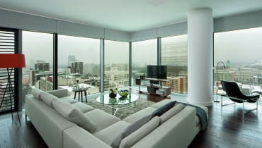 W tym salonie mebli nie warto dosuwać do ścian ze szkła, by nie tracić wspaniałego widoku za oknami. W tym salonie mebli nie warto dosuwać do ścian ze szkła, by nie tracić wspaniałego widoku za oknami.