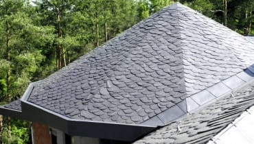 Dach pokryty łupkiem, ułożonym "na dziko" Dach pokryty łupkiem, ułożonym "na dziko"