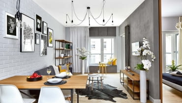 To wnętrze stworzyły przede wszystkim materiały: cegła, beton i stal. Industrialny klimat podkreślają również kolory, meble o metalowej konstrukcji oraz dodatki, takie jak żarówki bez oprawy. Surowy wystrój ocieplają żółte akcenty i bukiety żywych kwiatów.