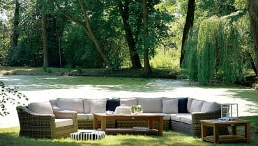 Miloo - zestaw wypoczynkowy Devon, wykonany z eco-rattanu o eleganckim i ponadczasowym wzornictwie. Sofa składająca się modułów daje możliwość tworzenia indywidualnych kompozycji, cena jednego modułu od 1750 zł. Fotel: 2350 zł. meble ogrodowe, miloo, fajne meble ogrodowe, zestawy ogrodowe, meble do ogrodu, House and more