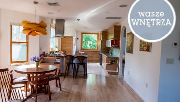 Mieszkanie Sylvii: Część jadalna. Otwarta przestrzeń powstała przez wyburzenie ściany dzielącej ją od kuchni. Podłogi z brzozy pozyskanej z konstrukcji starego młyna pociętej na deski. wasze wnętrza, prawdziwe zdjęcia mieszkań, tak mieszkają nasi czytelnicy, prawdziwe wnętrza