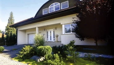 Północna elewacja budynku i znajdujący się przed nią pas zieleni nigdy nie będą bezpośrednio oświetlone promieniami słońca. Wyobrażając sobie swój przyszły dom czy ogród, trzeba o tym pamiętać i uwzględnić to w planach budynku i zagospodarowania zieleni DOM I OGROD WLASCICIELE DOROTA I JERZY SKLADZIEN