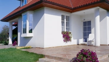 Niewielki klasyczny wykusz - ceniona ozdoba współczesnych budynków jedno-rodzinnych. Zadaszenie wykusza może przybierać rozmaite formy. Tutaj wykusz schował się pod szeroki dach budynku. Niewielki klasyczny wykusz - ceniona ozdoba współczesnych budynków jedno-rodzinnych. Zadaszenie wykusza może przybierać rozmaite formy. Tutaj wykusz schował się pod szeroki dach budynku.