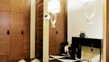 PRZEDPOKÓJ: Nie musi być tylko funkcjonalny. Może, a nawet powinien być również ciekawie zaaranżowany. Obejrzyjcie pomysłowo urządzone wnętrza oraz praktyczne meble i kolorowe dodatki, które ułatwią codzienne korzystanie z tego pomieszczenia.<BR > Przedpokój jak salonik, a w nim fornirowana palisandrem szafa wnękowa z zabawnymi chwostami na uchwytach, stylizowane siedzisko i konsolka. Podłoga, wyłożona płytkami gresu w dwóch kolorach, przypomina pałacową posadzkę. Wystrój zwieńcza lustro na całą ścianę i przymocowane do niego kinkiety, które wyglądają jak unoszące się w powietrzu lampy.