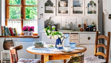 STYL WIEJSKI. Lambrekiny i zazdrostki są wystarczającą ozdobą okna. Szczelne zasłony, które izolują od otoczenia, to typowo miejski wynalazek. Każde krzesło z innej bajki, a w tle - malowany na biało kredens. Im większa różnorodność, tym autentyczniejszy wystrój. styl wiejski,aranżacje wnętrz