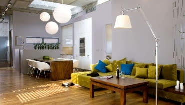 Duża ilość światła we wnętrzu industrialnym to jego znak rozpoznawczy loft,lofty,aranżacja wnętrz,projektowanie wnętrz,salon,oświetlenie salonu