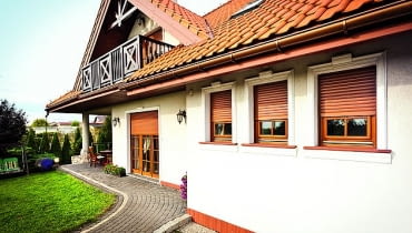 Rolety zewnętrzne ze skrzynkami "schowanymi" w elewacji