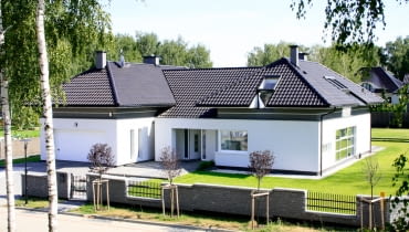 Widok domu od strony ulicy. Budynek jest realizacją projektu gotowego Widok domu od strony ulicy. Budynek jest realizacją projektu gotowego