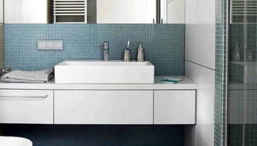 Wygodny dostęp do urządzeń sanitarnych, liczne szafki lub półki przeznaczone na rzeczy każdego z domowników, klarowny podział na strefy o różnej funkcji oraz estetyczny wygląd wnętrza. Dopiero gdy te warunki zostaną spełnione, można mówić o idealnie zaprojektowanej łazience. <BR />ŁAZIENKA: Wygoda na czterech metrach. Podwieszana szafka z umywalką zajmuje całą szerokość ściany. Umocowane nad nią duże lustro oraz szklana mozaika w jasnym kolorze optycznie powiększają czterometrowe wnętrze. Wygodny dostęp do urządzeń sanitarnych, liczne szafki lub półki przeznaczone na rzeczy każdego z domowników, klarowny podział na strefy o różnej funkcji oraz estetyczny wygląd wnętrza. Dopiero gdy te warunki zostaną spełnione, można mówić o idealnie zaprojektowanej łazience. <BR />ŁAZIENKA: Wygoda na czterech metrach. Podwieszana szafka z umywalką zajmuje całą szerokość ściany. Umocowane nad nią duże lustro oraz szklana mozaika w jasnym kolorze optycznie powiększają czterometrowe wnętrze.