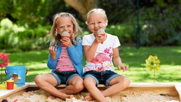 PIASKOWE POLE Młodsze dzieci chętnie bawią się w piaskownicy. Wystarczy mała (o pow. 1 m˛ i głębokości 30 cm), ograniczona ściankami z desek lub palisadą z grubych kołków, pełniących też funkcję siedziska. Ze względów bezpieczeństwa nie stosujmy twardych, betonowych czy kamiennych krawężników. Jeżeli w ogródku pojawiają się koty lub psy, zainstalujmy pokrywę, by piasek był zawsze czysty