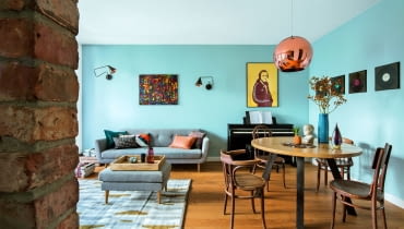 Obraz nad sofą był jednym z pierwszych elementów kupionych do tego mieszkania; do niego dopasowano kolorystykę detali. Stół zaprojektowała Patrycja Rabińska; krzesła pochodzą z rodzinnego domu Jakuba. Lampa Copper Shade (Tom Dixon). Obraz nad sofą był jednym z pierwszych elementów kupionych do tego mieszkania; do niego dopasowano kolorystykę detali. Stół zaprojektowała Patrycja Rabińska; krzesła pochodzą z rodzinnego domu Jakuba. Lampa Copper Shade (Tom Dixon).