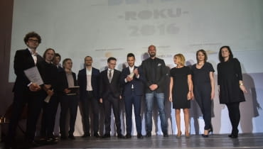 Zwycięzcy plebiscytu Bryła Roku 2016 (architekci z pracowni Ultra Architects i ELD Poland), Michał Grzybkowski - prezes zarządu Beyond.pl, Agnieszka Sadowska z zarządu Agory, Anna Ostrowska z Bryla.pl i Agnieszka Gołębiewska z firmy ANWIS. 25.05.2017 Warszawa , ul. Krakowskie Przedmiescie . Klub Niebo . Gala rozdania nagrod Bryla Roku . Organizator - portal bryla.pl . Fot. Franciszek Mazur / Agencja Gazeta