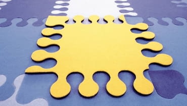 <B>DYWANY. Urzekają takim bogactwem kolorów i wzorów, że trudno wybrać ten najpiękniejszy. Nie oceniajmy jednak przydatności dywanu tylko pod względem jego urody - ważny jest też materiał, z jakiego został zrobiony.</B> <BR >DYWANY WEŁNIANE. Nie odkształcają się, są miękkie, odporne na zabrudzenia i antystatyczne (nie elektryzują się, nie przyciągają więc kurzu). Pozytywnie wpływają na mikroklimat we wnętrzu - wełna pochłania nadmiar wilgoci, a gdy jest sucho, oddaje ją otoczeniu. Ze względu na pylenie nie poleca się ich jednak osobom skłonnym do alergii. Dodatek włókien sztucznych podwyższa jakość wyrobów. Dywany wełniane różnią się sposobem tkania: <BR >Tkane ręcznie są bardziej miękkie, puszyste i trwałe niż tkane maszynowo. Ich runo ma od 10 do 30 mm wysokości. Wybierając dywan, zwróćmy uwagę na liczbę tzw. pęczków na metr kwadratowy (niestety, nie wszyscy producenci podają te dane). Wyrób średniej jakości ma ich około 250 tys., dobry - od 300 tys. do 500 tys. <BR >Tkane maszynowo powstają z dużo cieńszej przędzy - liczba pęczków musi więc być znacz-nie większa (wyrób bardzo dobrej jakości może ich mieć nawet 1,2 mln). Wysokość runa wynosi od 6 do 13 mm. <BR >Puzzle, wełna, składany z elementów: 34 x 34 cm, 30 zł/element; 42 x 42 cm, 45 zł/element, Wollen Rugs