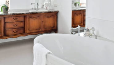 WNETRZA , LAZIENKA , MEBLE STYLIZACJA DOROTA KARPINSKA FOT. RAFAL LIPSKI PUBLIKACJA CZTERY KATY NR 6 (236) - 6 2011 SLOWA KLUCZOWE: WNETRZE LAZIENKA MEBEL ZDJĘCIE DO WKŁADKI: PUBLIKACJA CZTERY KATY NR 6 (236) - CZASOPISMA