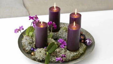 Falenopsis, Miniaturowe, różowe falenopsisy, fioletowe świece i bombki oraz kawałki kory z porośnięte popielatymi porostami. Falenopsis