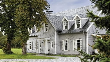 Choć elewacja wygląda jakby zrobiona była z desek pomalowanych farbą, w rzeczywistości jest to inny (trwalszy) materiał elewacja