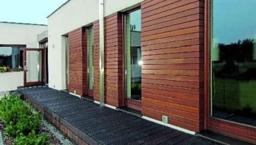 Na tej elewacji połączono dwa materiały: tynk i drewno