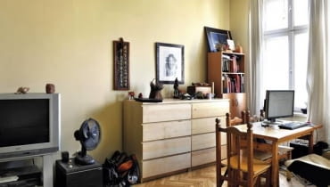 PRZED ZMIANĄ. Przypadkowo dobrane meble różniące się stylem, materiałem i barwą, mnóstwo rzeczy (czy na pewno niezbędnych?) poukładanych w każdym wolnym miejscu - wielofunkcyjny pokój dzienny zdecydowanie nie był przytulny i nie zachęcał do wypoczynku. salon, aranżacja salonu, meble pokojowe