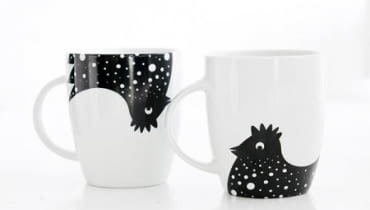 Mamy nową odpowiedź na odwieczne pytanie: co było najpierw, jajko czy kura?. Nasza koncepcja powinna zadowolić zwolenników obu opcji. Może po prostu pierwszy był... kogut. <BR />DEKORACJE. Biały, porcelanowy kubek z kurką :) Projekt z pracowni Colorfolk. Kurkę można wybrać - albo jest na dole, albo na górze kubka :) 19 zł, folkhome.pl