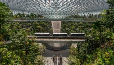 Nowa część lotniska Jewel Changi Airport w Singapurze. Proj. Safdie Architects. Nowa część lotniska Jewel Changi Airport w Singapurze. Proj. Safdie Architects.